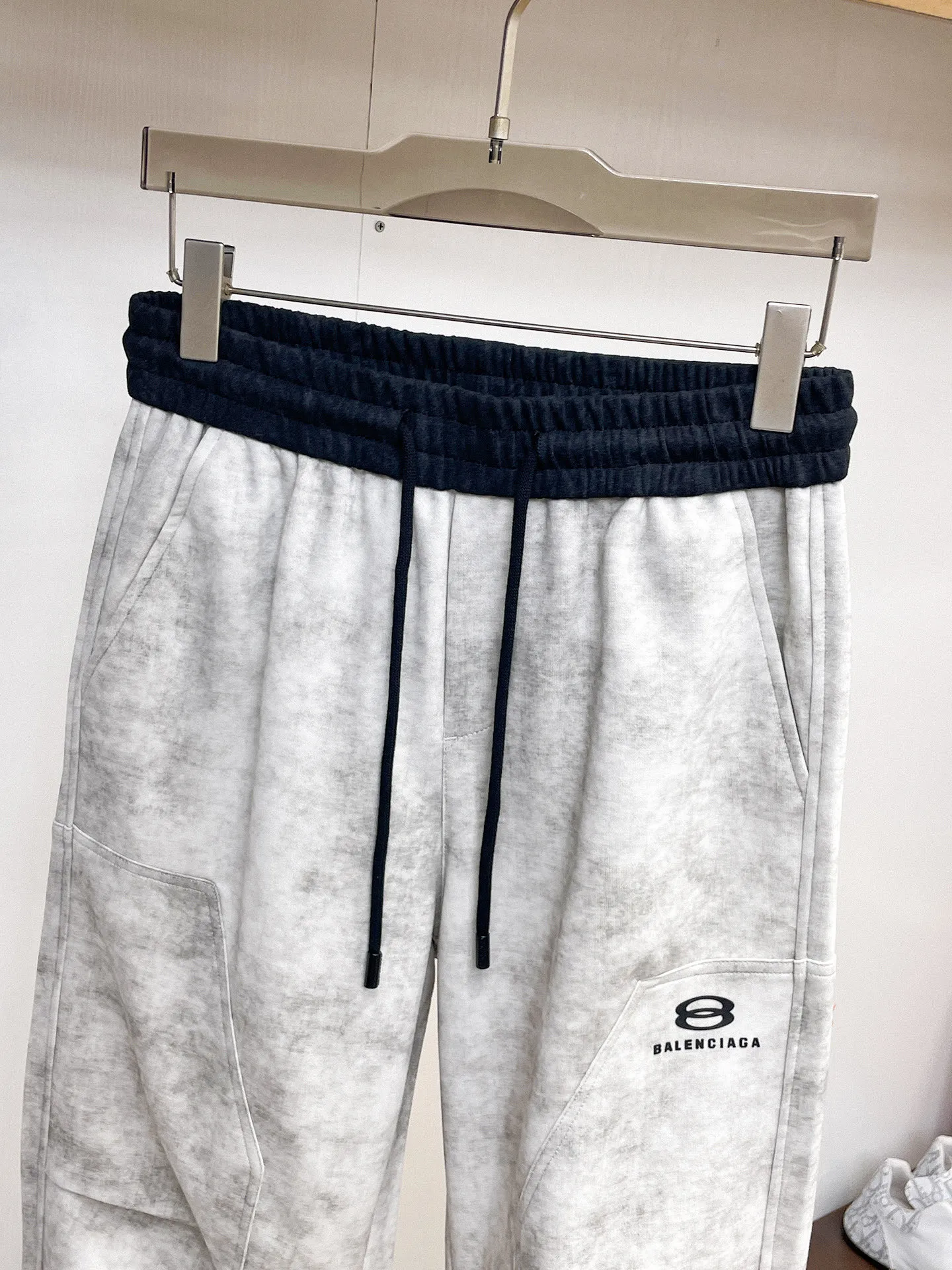 Balenciaga 🆕2026 Autumn and Winter New Arrival trousers and casual pants🎁 are on sale simultaneously on the official website. Brand Classic LOGO casual pants, customized fabrics, excellent comfort and strong touch. Highly recognisable, perfect appearance and craftsmanship. Size:M-3XL